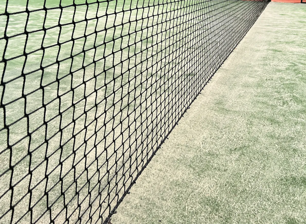 Črna mreža padel igrišča od blizu v perspektivi