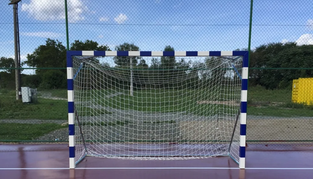 Rokometni gol z belo mrežo na zunanjem igrišču
