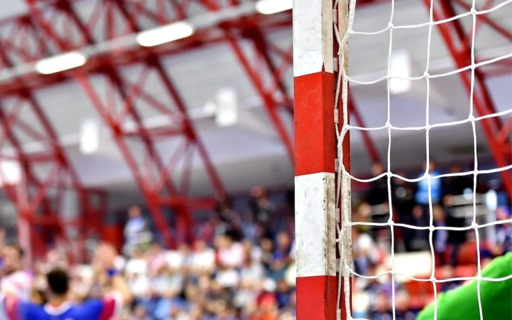 Bela mreža ob rdeče-beli vratnici rokometnega gola v dvorani