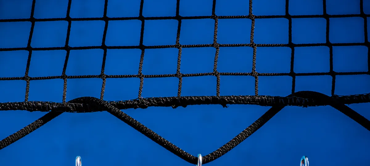 Debela obodna vrv, vpletena v rob črne mreže z okenci